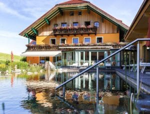 Hotel mit Teichanlage ©BioVitalHotel Sommerau