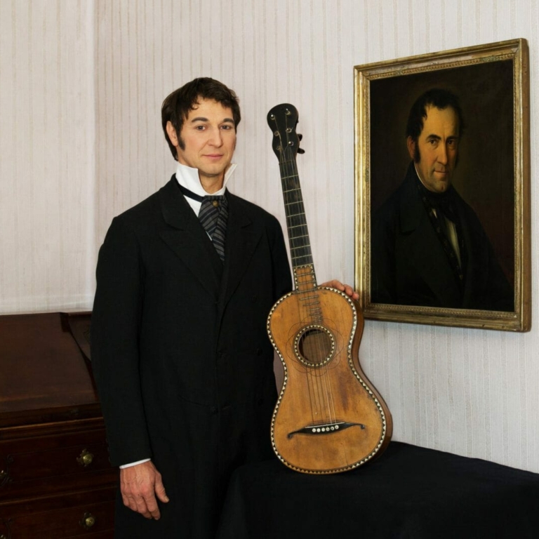 Gruber mit Gitarre (c) SalzburgerLand Tourismus / Hallein