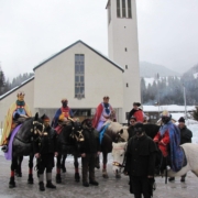 Die Dreikönige erhalten den Segen vor der Kirche in Lungötz (c)