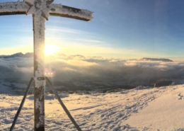 Panoramablick vom Gipfelkreuz Schlenken