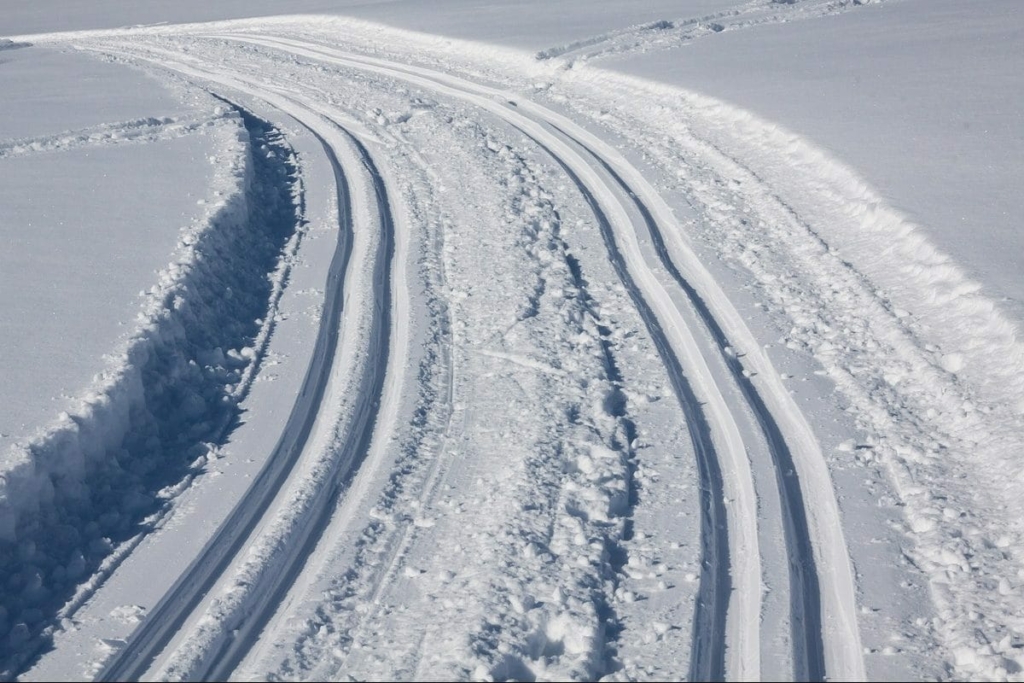 Langlaufspuren im Schnee (c) pixabay.com