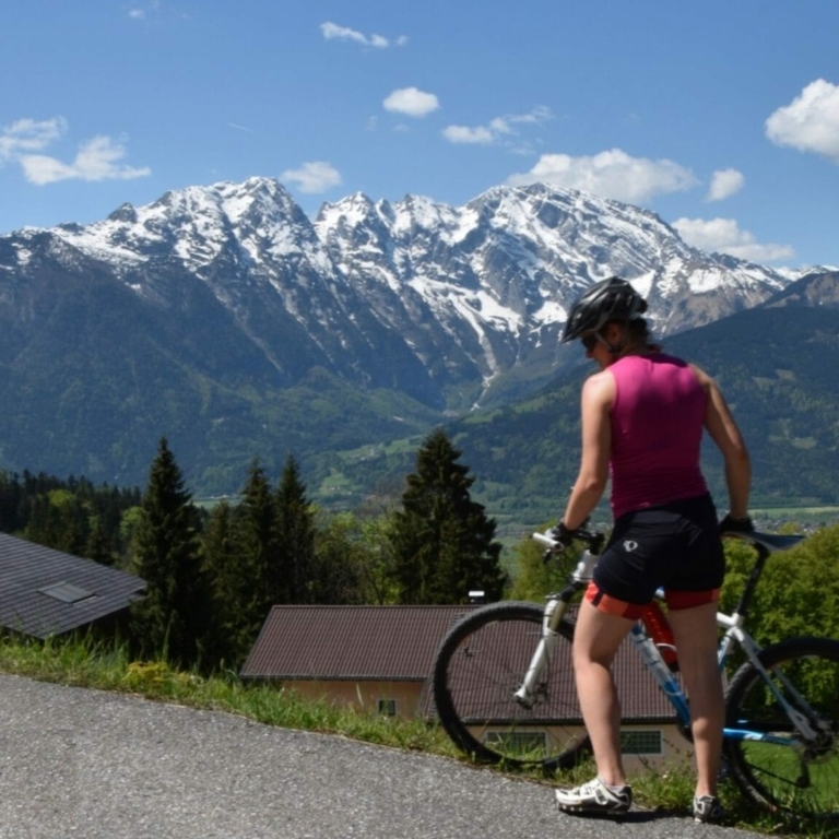 Auf der Mountainbiketour von Kuchl zum Seewaldsee begleitet einen die imposante Göllostwand (c)Berghasen