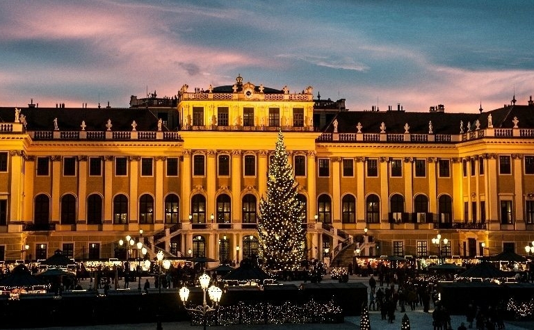 Abendstimmung am Adventmarkt vor Schloss Schönbrunn © FOTOFALLY