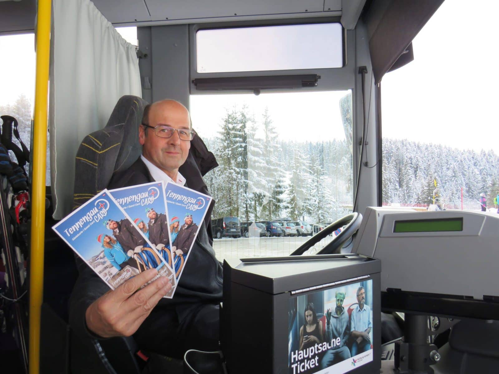 Busfahrer mit gratis TennengauPlusCard-Folder (c)Sylvia Schober
