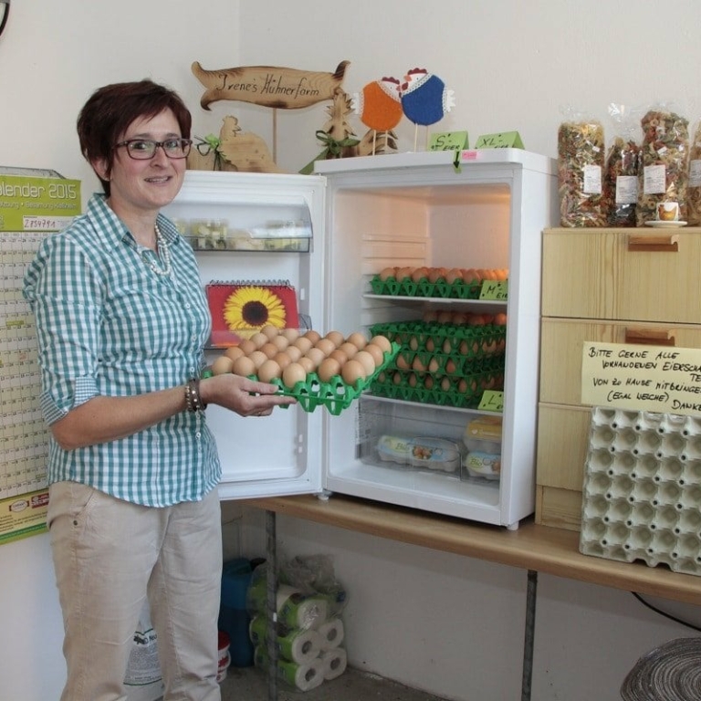 Irene Schlager beim Befüllen des Kühlschrankes im Eier Kammerl ©Mayrhofbauer Bad Vigaun