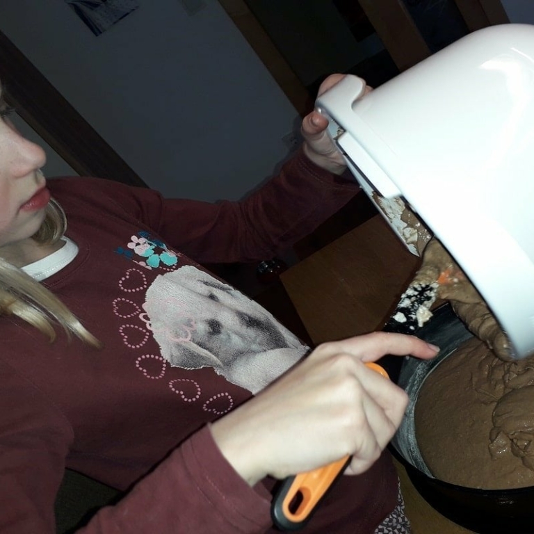 Julia füllt den Teig in die befettete Backform ein ©Tourismusverband Bad Vigaun
