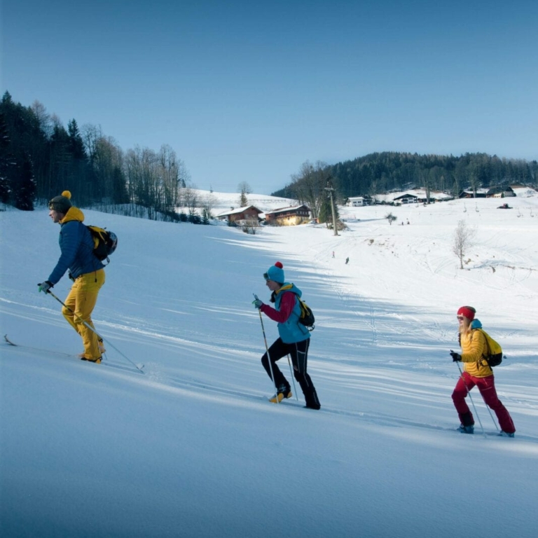 gruppe macht skitour auf den duerrnberg.