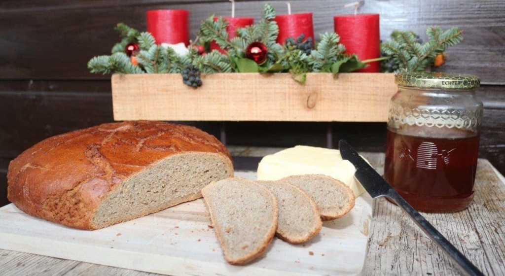 Dinkel-Roggen-Brot serviert mit Butter & Honig