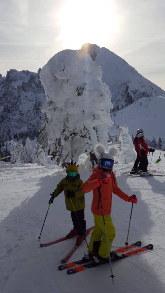 Lustige Skihelme - Skiurlaub mit Kids