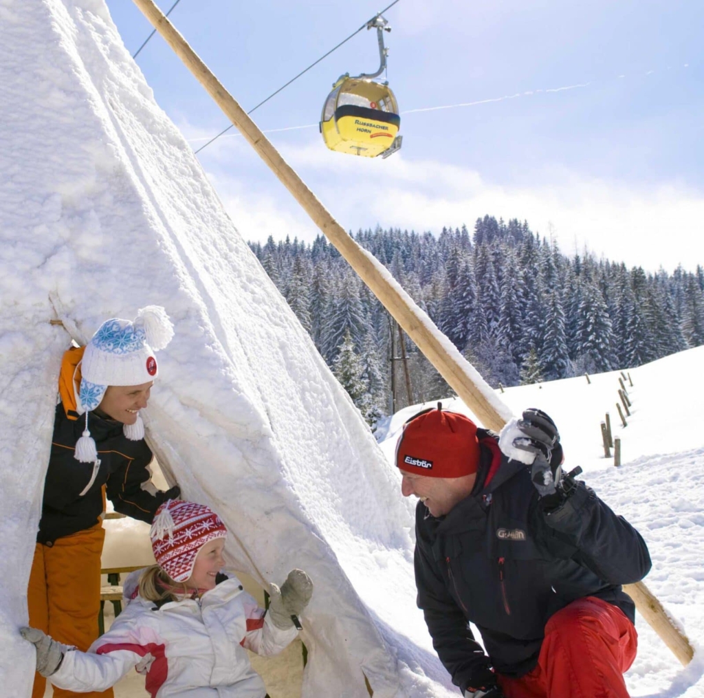 Spiel und Spaß beim Skifahren in Österreich