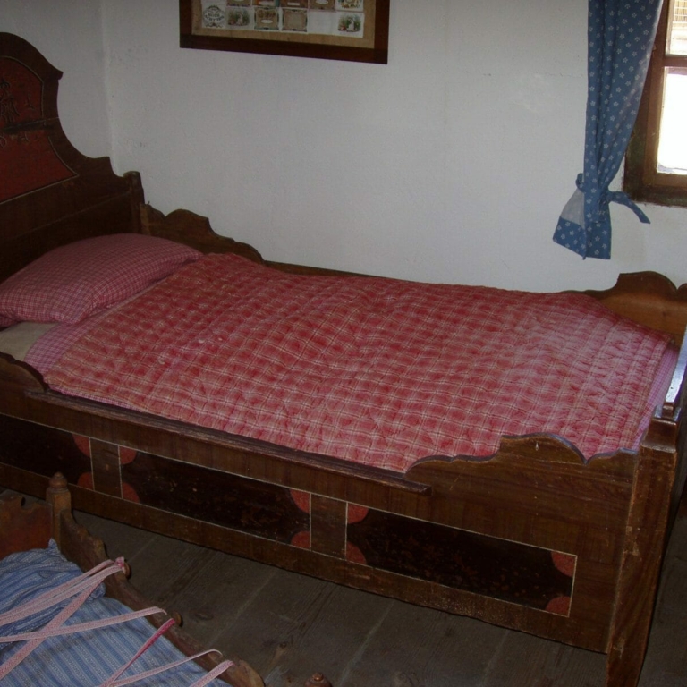 Bemaltes Bett im Heimatmuseum Bad Vigaun