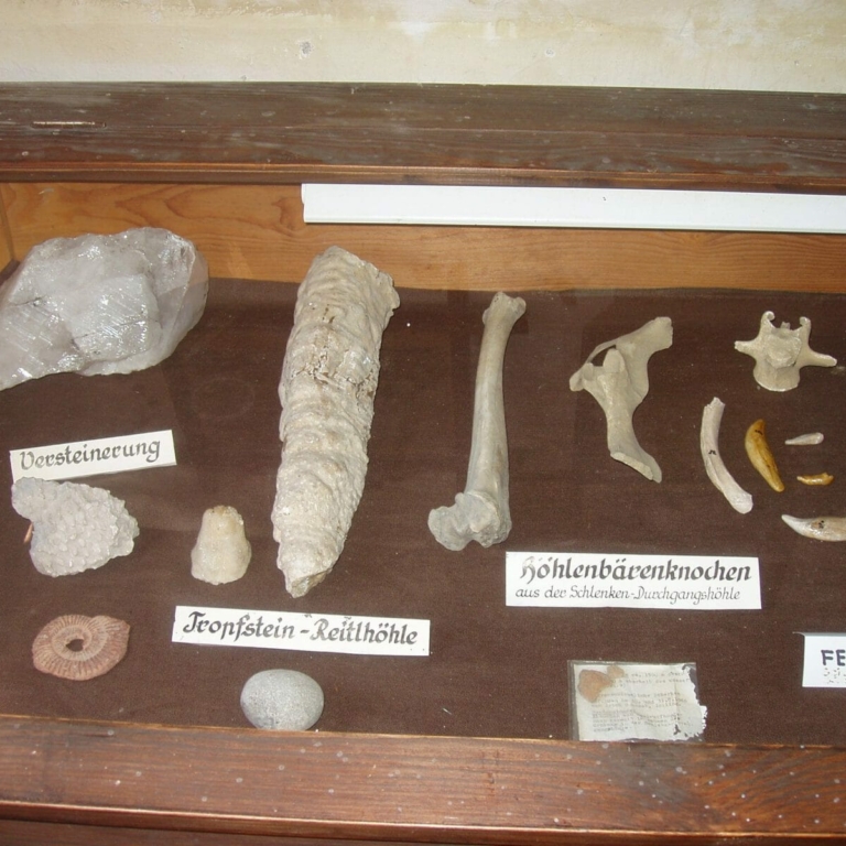 Fundstücke aus der Region im Heimatmuseum BAd Vigaun ausgestellt