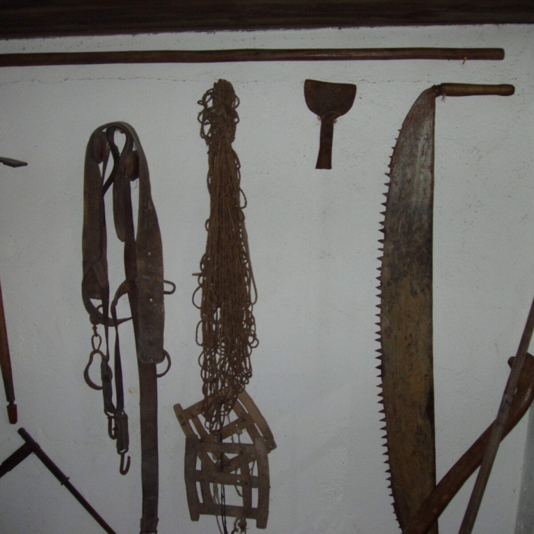Holzknechtwerkzeug im Heimatmuseum Bad Vigaun