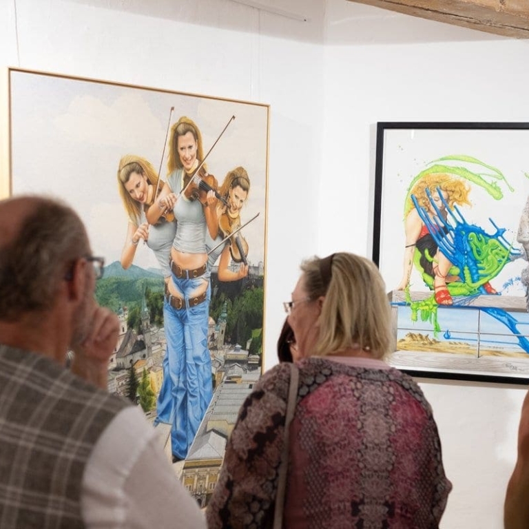 Besucher betrachten die Ausstellung im Kunstraum (c) Dominik Kretz