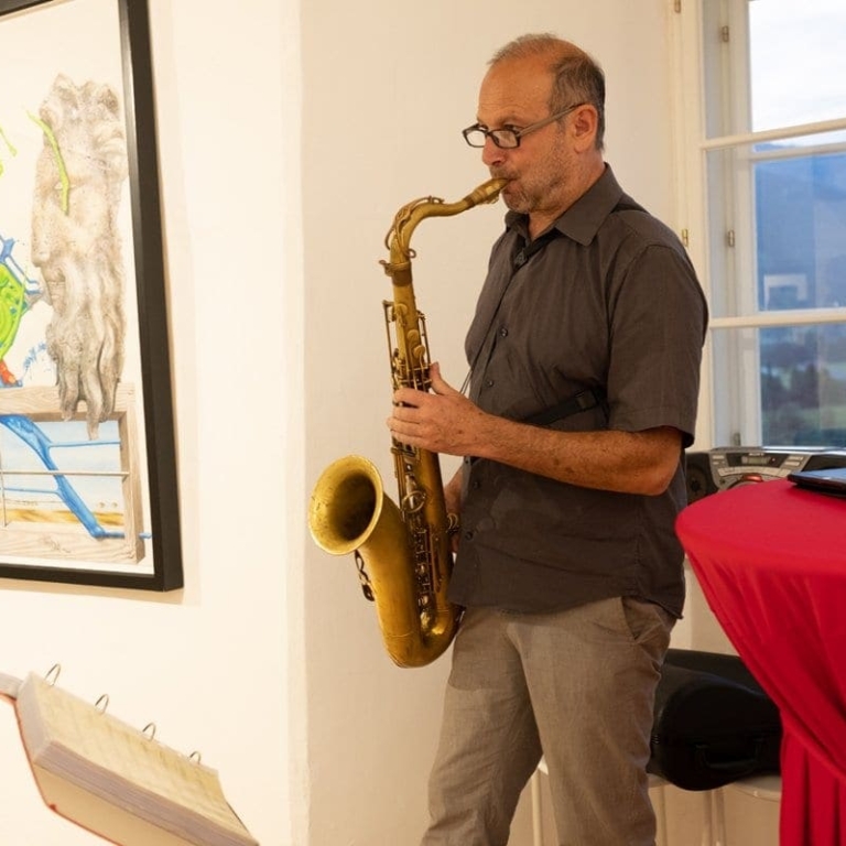 Saxophonist Robert Friedl bei der Kunstraumeröffnung (c) Dominik Kretz