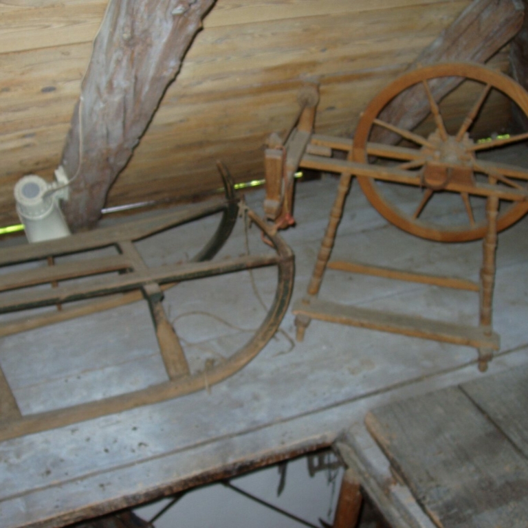 Spinnrad und Schlitten im Heimatmuseum Bad Vigaun