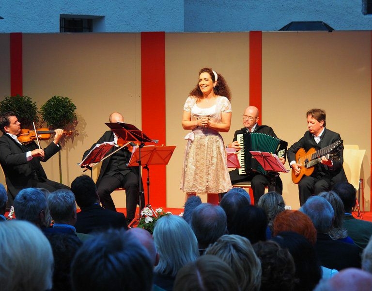 Ensemble auf der Festspielbühne im Burginnenhof (c) Döllerers Genusswelten