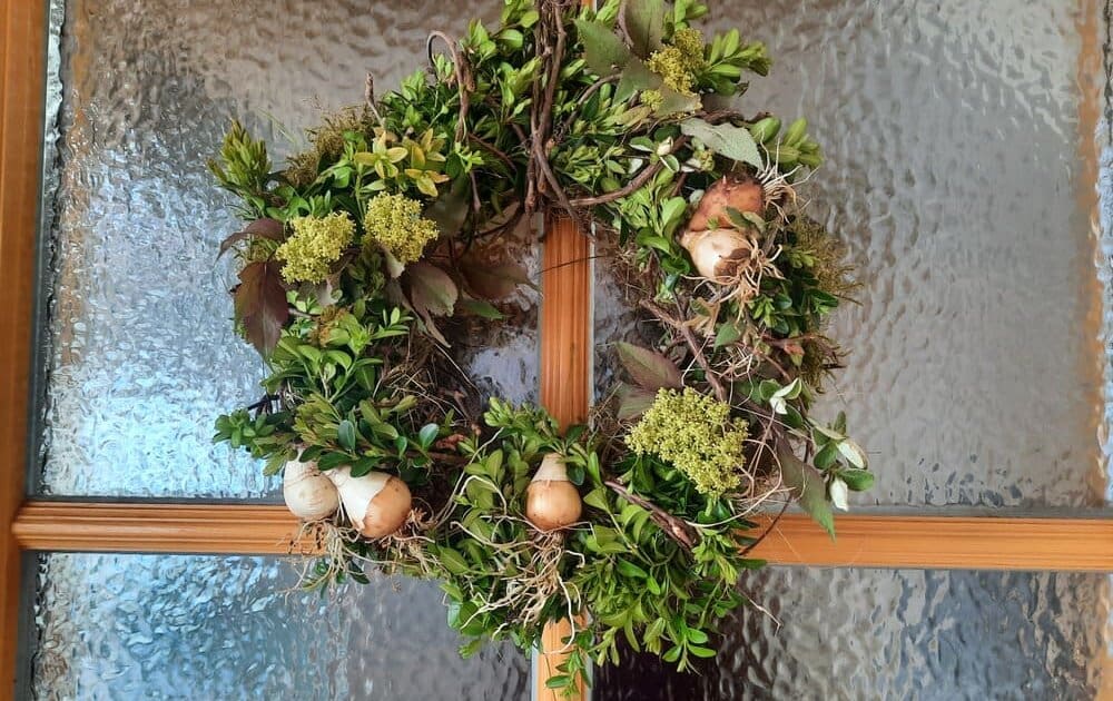 Frühlingstürkranz aus Naturmaterialien