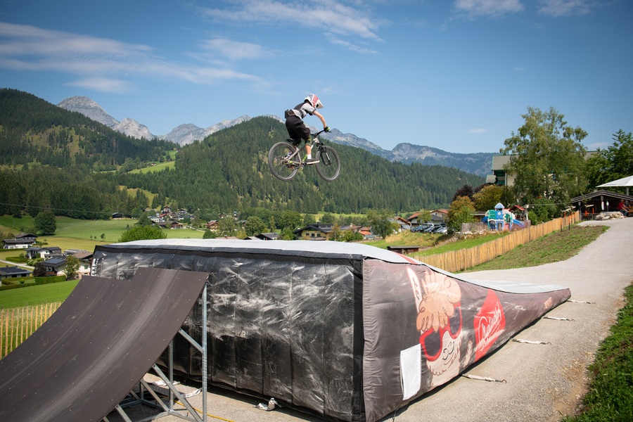 Bag Jump mit Aussicht, ©Martinerhof, Michael Gruber Ein Radfahrer springt über die Rampe in den Bagjump Airbag.