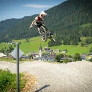 Ein Kind springt mit dem Fahrrad auf der Jumpline im Bikepark Martinerhof