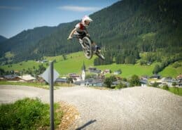Ein Kind springt mit dem Fahrrad auf der Jumpline im Bikepark Martinerhof