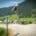 Ein Kind springt mit dem Fahrrad auf der Jumpline im Bikepark Martinerhof
