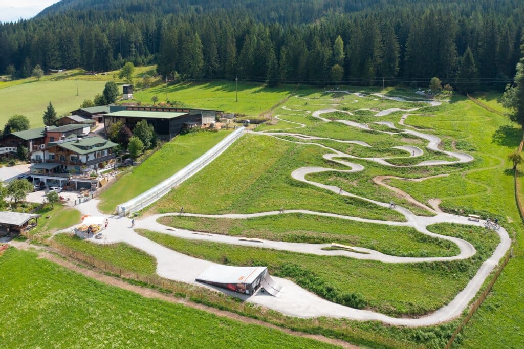 Übersicht Bikepark Martinerhof, ©Martinerhof, Michael Gruber Eine Luftaufnahme zeigt den Bikepark beim Martinerhof von oben