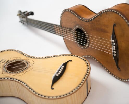 Das Bild zeigt die originale Gitarre von Joseph Mohr samt einer Replica