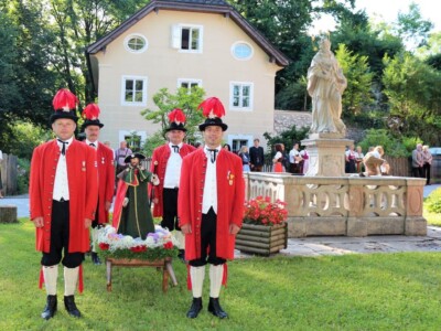 Jakobischützen neben dem Heiligen Nepomuk