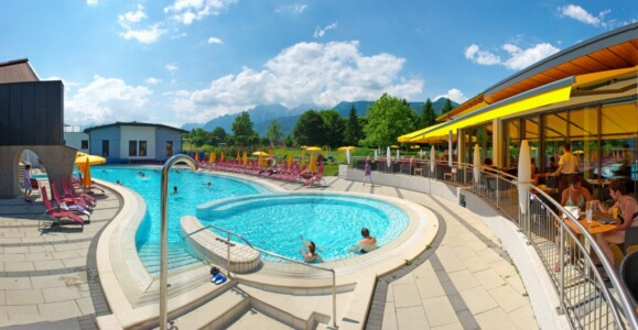 Außenbecken Thermenbereich und Terrasse Café Therme © Gruber