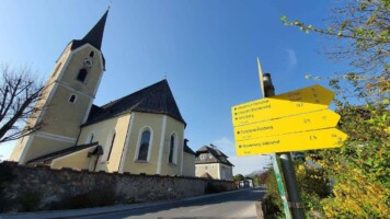 Wanderwege vor der Pfarrkirche Puch
