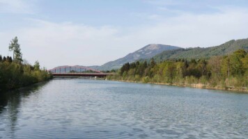 Salzach fließend in Richtung Stadt Salzburg