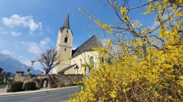 Pfarrkirche Puch mit römischen Meilenstein