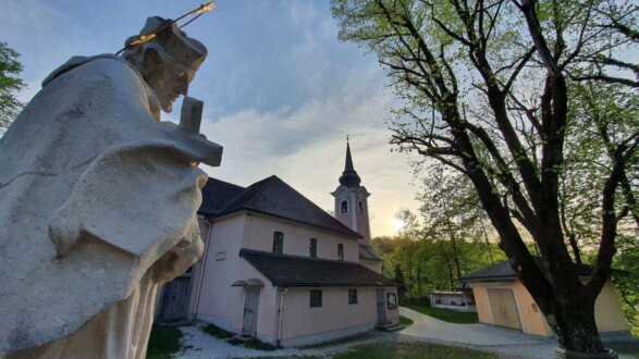 Hl. Johannes Nepomuk wacht über die Wallfahrtskirche St. Jakob