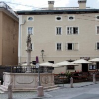 https://commons.wikimedia.org/wiki/File:Salzburg_-_Altstadt_-_Gst%C3%A4ttengasse_6_%3D_Anton-Neumayr-Platz_4_-_2020_05_26_-_b.jpg