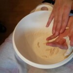 Teig in der hand rollen